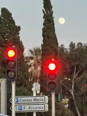 two red traffic lights on a street with a street sign at CANNES CENTRE 5 minutes de la mer in Cannes