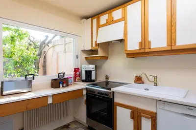 a kitchen with a sink and a stove and a window at Haus mit Garten über der Bucht von Cannes in Vallauris