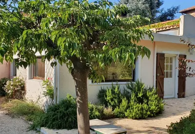 a tree in front of a house at Haus mit Garten über der Bucht von Cannes in Vallauris