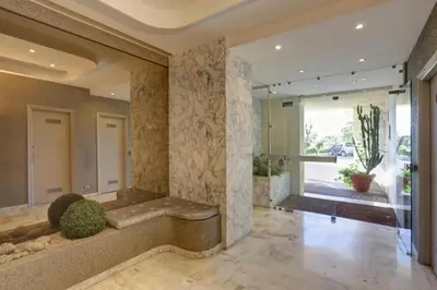 a large lobby with a tub in the middle at Appartement - villa Le Saint Georges avec superbe jardin et vue mer panoramique in Cannes