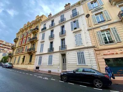 a black car parked in front of a building at Deux pièces proche Palais et plages in Cannes