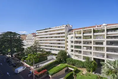an overhead view of a large white building at 3P BETWEEN CROISETTE BEACHES AND ANTIBES STREET in Cannes