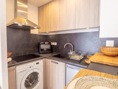 a kitchen with a washing machine and a sink at Très jolie studio au pied du Suquet Cannes in Cannes