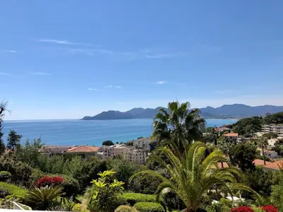 a view of the ocean from a city at T2 superbe vue mer Cannes in Cannes