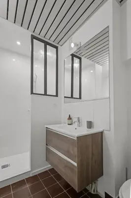 a bathroom with a sink and a mirror at Magnifique appartement - 15 minutes a pieds PALAIS in Cannes