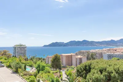 a view of a city and the ocean at Appartement vacances cannes in Cannes