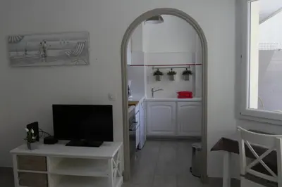 a living room with a television and a mirror at Studio Terrasse in Cannes