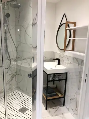 a bathroom with a sink and a shower at Studio contemporain à Cannes avec terrasse et parking - 35 m² in Cannes