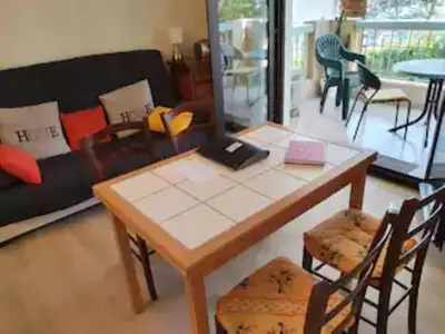 a living room with a table and a couch at Cannes près Croisette beau 2 pièces 3 étoiles in Cannes