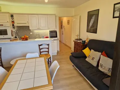 a living room with a couch and a kitchen at Cannes près Croisette beau 2 pièces 3 étoiles in Cannes