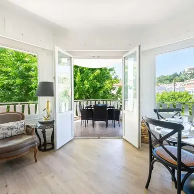 Cozy 2-Br Apartment 6 Minutes from the Beach