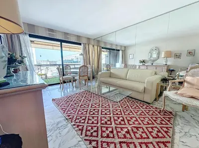a living room with a couch and a red rug at Luxury 1 bedroom Jardins Croisette 5 mins Croisette 265 in Cannes