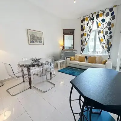2 bedroom Forville. 8 mins from the Palais. 328
