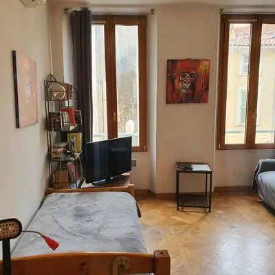 a room with a bed and a tv in it at CLEM SOLEIL in Cannes