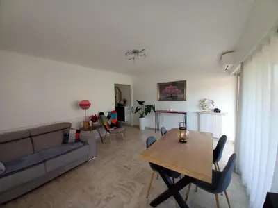 a living room with a couch and a table at Appartement raffiné Cannes in Cannes