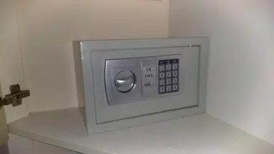 a microwave oven on a counter in a bathroom at Studio cabine vue mer, piscine panoramique, parking couvert in Cannes