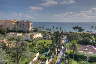 an aerial view of a city and the ocean at BEL APPARTEMENT PROCHE PLAGE ET CENTRE VILLE in Cannes