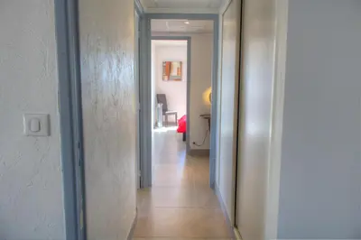 a hallway with a hallway leading into a room at BEL APPARTEMENT PROCHE PLAGE ET CENTRE VILLE in Cannes