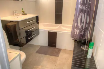 a bathroom with a sink and a toilet and a shower at BEL APPARTEMENT PROCHE PLAGE ET CENTRE VILLE in Cannes