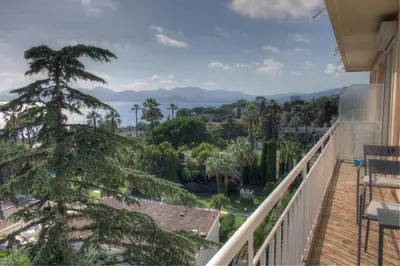 a balcony with a view of the ocean at BEL APPARTEMENT PROCHE PLAGE ET CENTRE VILLE in Cannes