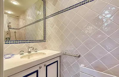 a bathroom with a sink and a mirror at L'ORANGER maison pittoresque et confortable proche des plages, Croisette et centre-ville in Cannes