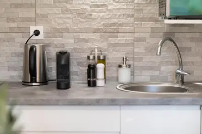 a kitchen counter with a sink and a sink at Appartement 2 pièces au calme proche Martinez avec parking privé in Cannes