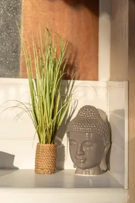 a plant in a vase next to a statue at Appartement 2 pièces au calme proche Martinez avec parking privé in Cannes