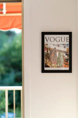 a picture on a door with a sign on it at Appartement 2 pièces au calme proche Martinez avec parking privé in Cannes