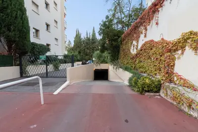 a tunnel in the side of a building with ivy at Appartement 2 pièces au calme proche Martinez avec parking privé in Cannes
