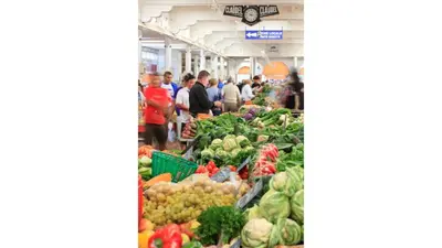 a market filled with lots of fruits and vegetables at Jonquille in Cannes