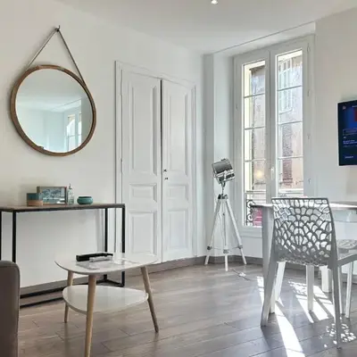 Charming 2-bedroom apartment with quality amenities in Old Cannes