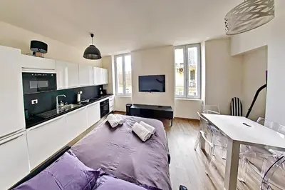a kitchen with a purple bed in a room at Cosy 1BR Cannes Gambetta hyper centre - Croisette 1 mn - 4 pers by Olam Properties in Cannes