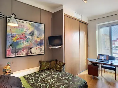 a bedroom with a bed and a desk with a computer at FRGK 