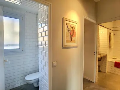 a bathroom with a toilet and a window at FRGK 