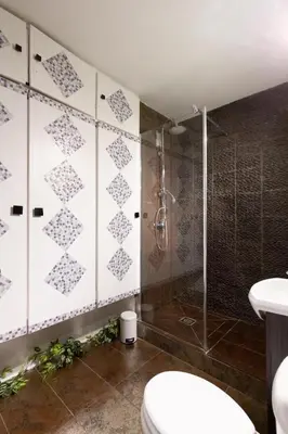 a bathroom with a shower and a toilet at Magnifique 2 pièces Palm Beach bord mer in Cannes