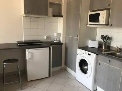 a kitchen with a washing machine and a microwave at Studio CENTRE CROISETTE in Cannes