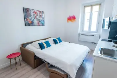 a small room with a bed and a sink at Studio Léa in Cannes