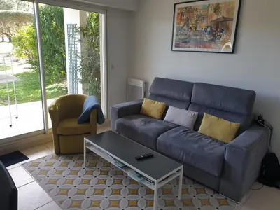 a living room with a blue couch and a coffee table at Appartement duplex 6 personnes Cannes Grand Parc in Cannes