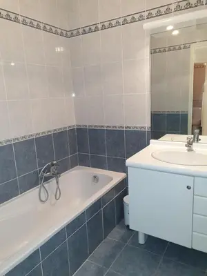 a bathroom with a bath tub and a sink at Appartement duplex 6 personnes Cannes Grand Parc in Cannes