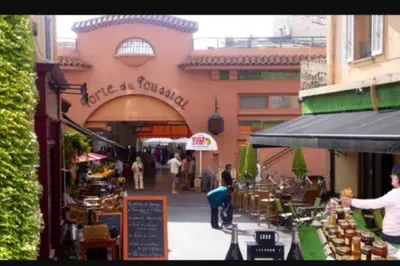 a building with people standing in front of a market at Cannes 78 rue meynadier plage, Mipim Festival 3 minutes à pieds in Cannes