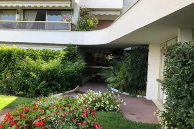 a building with a balcony with flowers and plants at Studio 