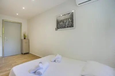 a room with a bed with two white towels on it at Studio AC 