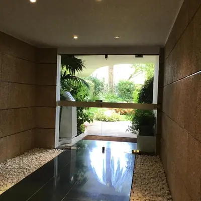 a hallway with an open door to a garden at Studio AC 