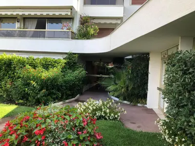 a building with flowers and plants in a yard at Studio AC 