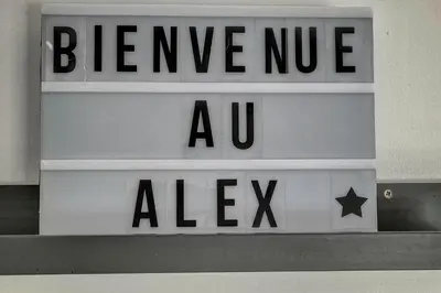 a sign that says bernanke nuevo auaq at Le Alex - 800m des plages - extérieur - Verrière Côte d'Azur in Cannes