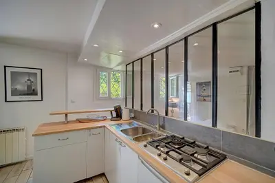 a kitchen with a sink and a stove in it at Le Alex - 800m des plages - extérieur - Verrière Côte d'Azur in Cannes