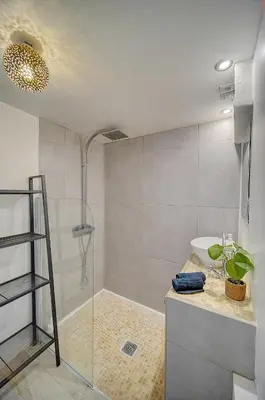 a bathroom with a shower and a sink at Le Alex - 800m des plages - extérieur - Verrière Côte d'Azur in Cannes