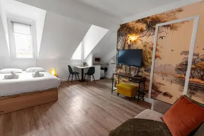 a hotel room with a bed and a tv at Le Carnot - HYPERCENTRE - Cosy & Climatisation in Cannes