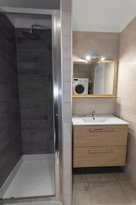 a bathroom with a shower and a sink at Le Carnot - HYPERCENTRE - Cosy & Climatisation in Cannes