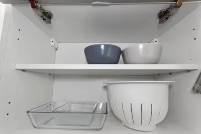 a white shelf with bowls and a bowl on it at Le Carnot - HYPERCENTRE - Cosy & Climatisation in Cannes